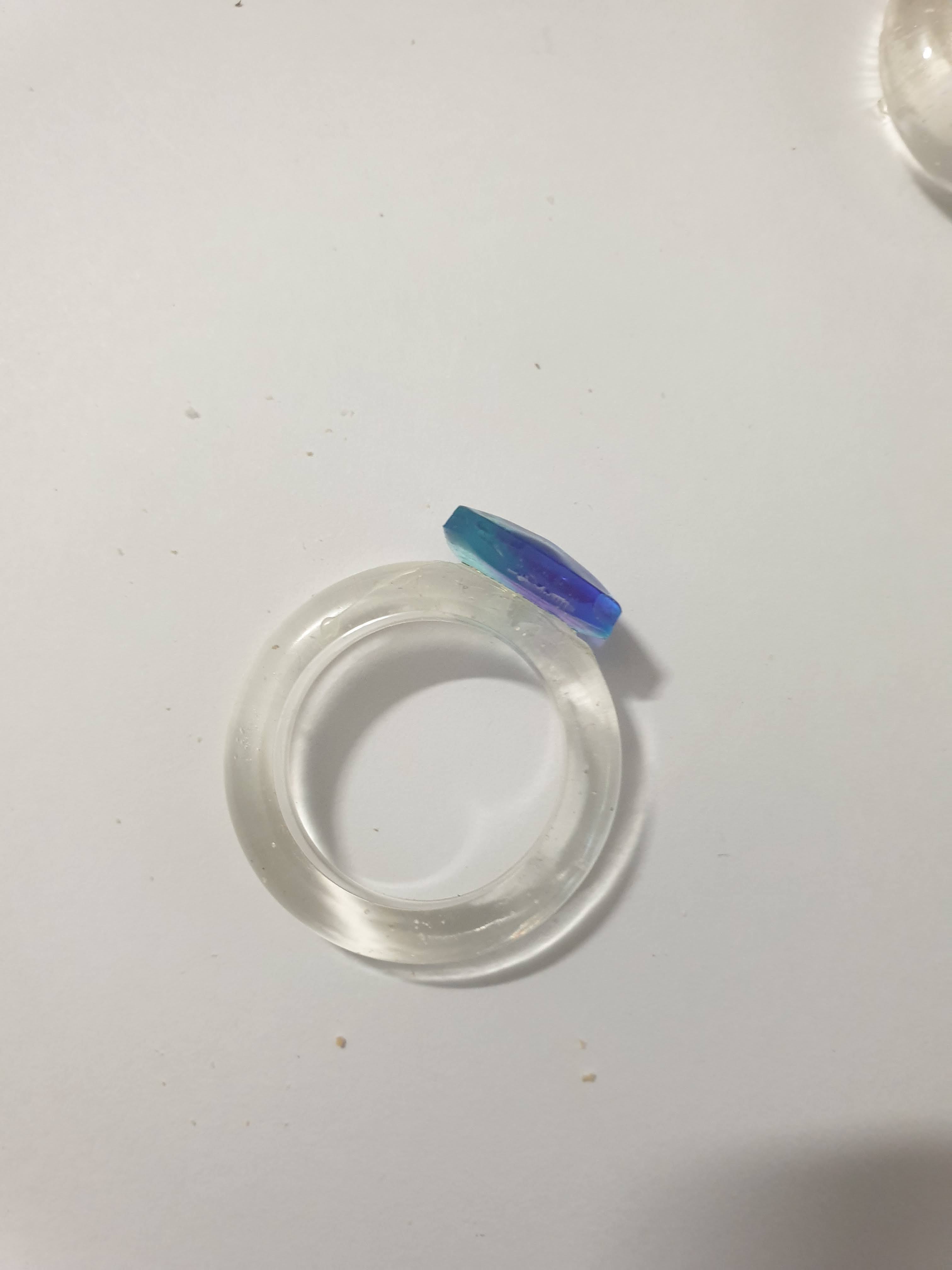 Bague en Résine Époxy Transparente avec Losange Bleu – Fait Main