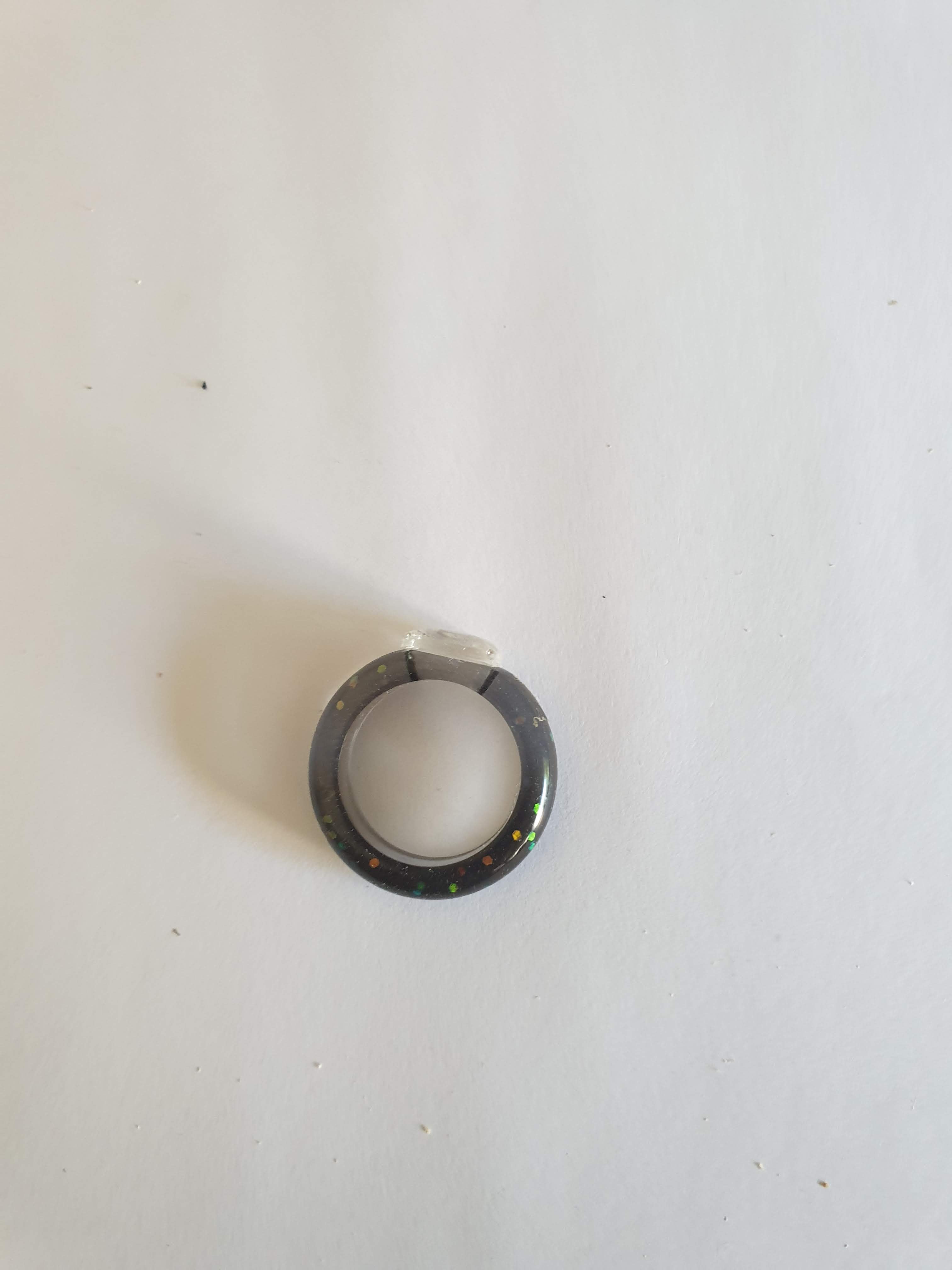 Bague en Résine Époxy Noire Holographique – Fait Main