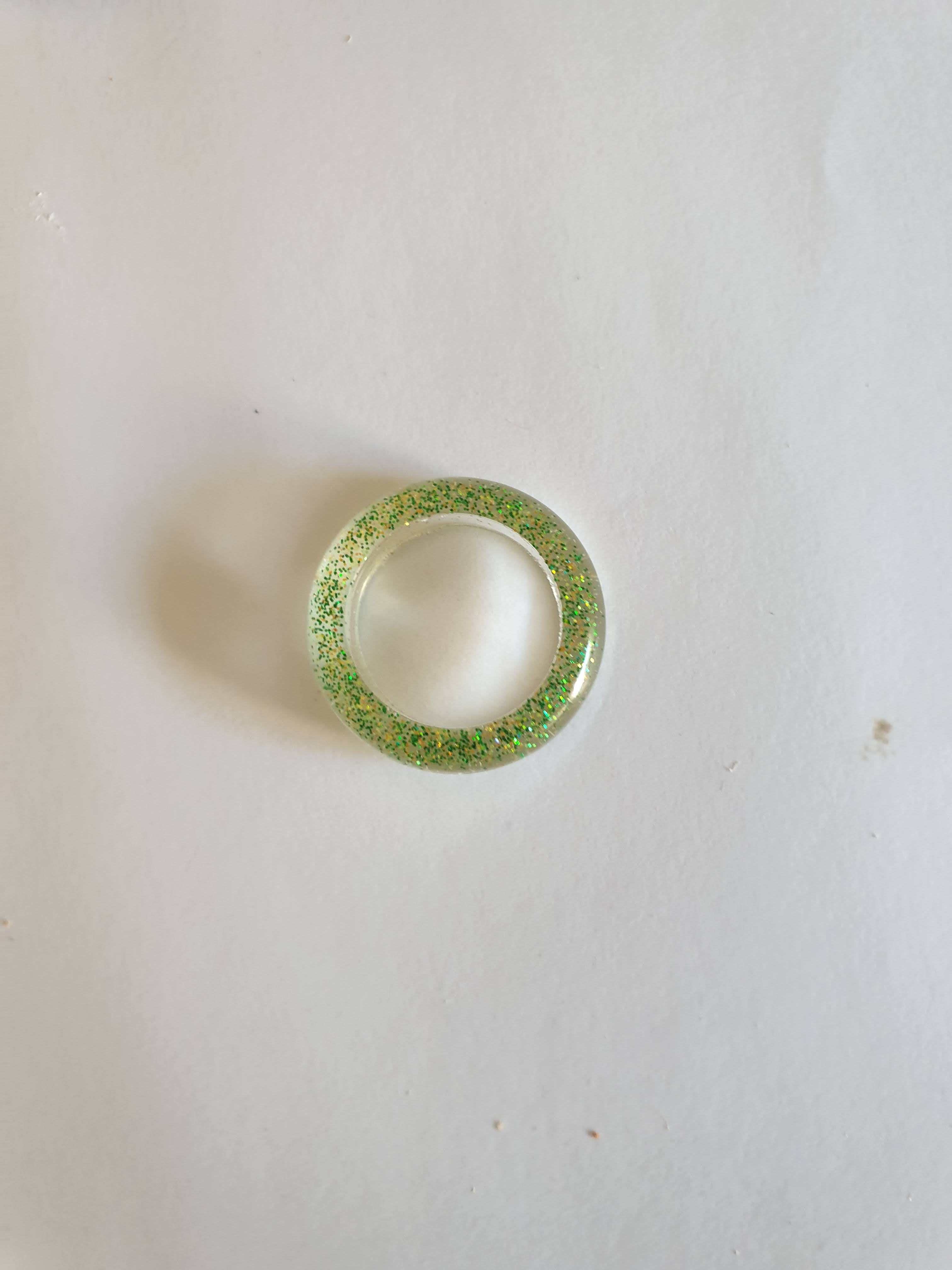 Bague en Résine Époxy Verte Paillettes avec Losange Bleu – Fait Main