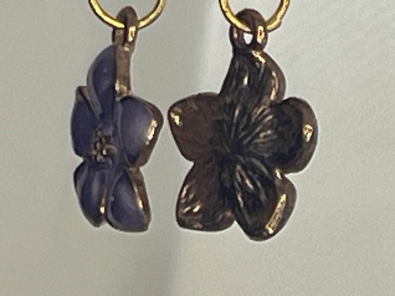 Boucles d'oreilles Pendantes Fleurs Violettes et Dorées — Fait Main