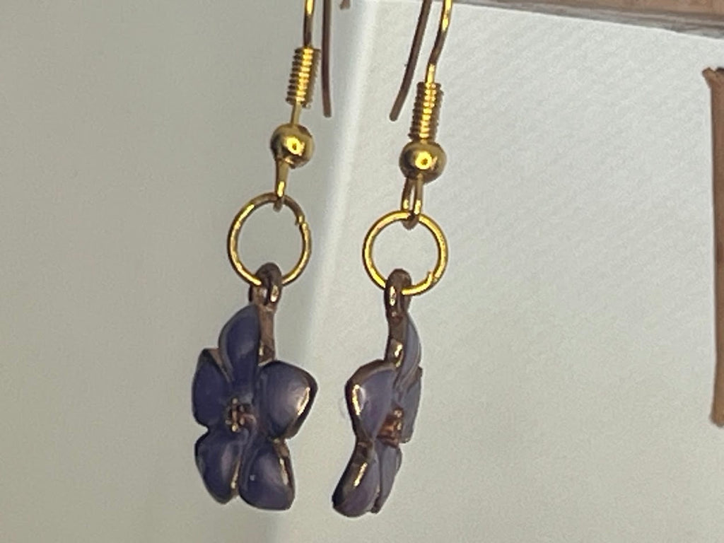 Boucles d'oreilles Pendantes Fleurs Violettes et Dorées — Fait Main