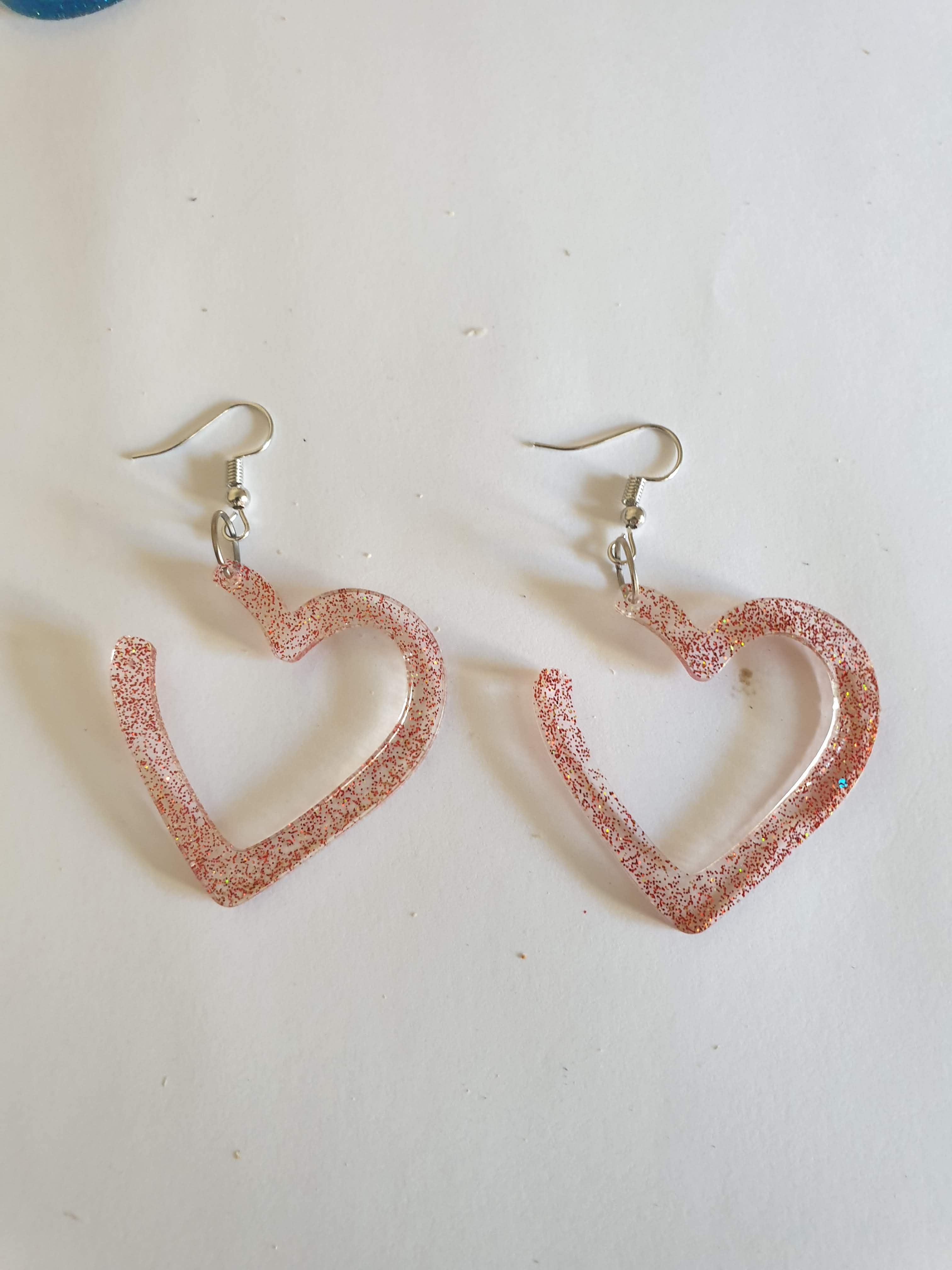 Boucles d'Oreilles Pendantes Argent Cœur Résine Époxy Rose Pailletée Ajourée – Fait Main