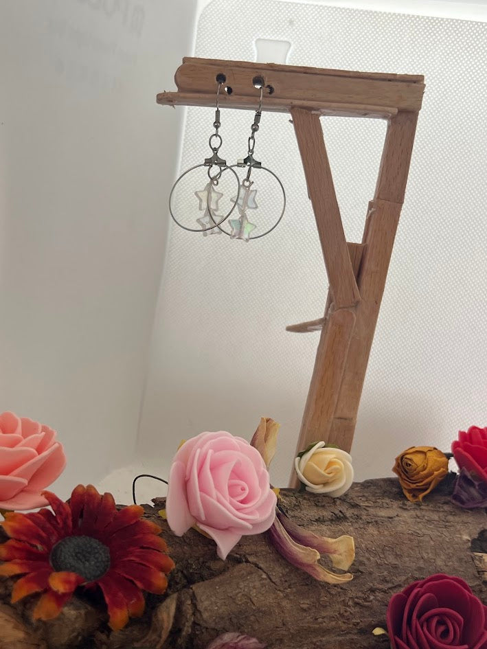 Boucles d'oreilles Créoles avec Perles Étoile Blanches Nacrées — Fait Main