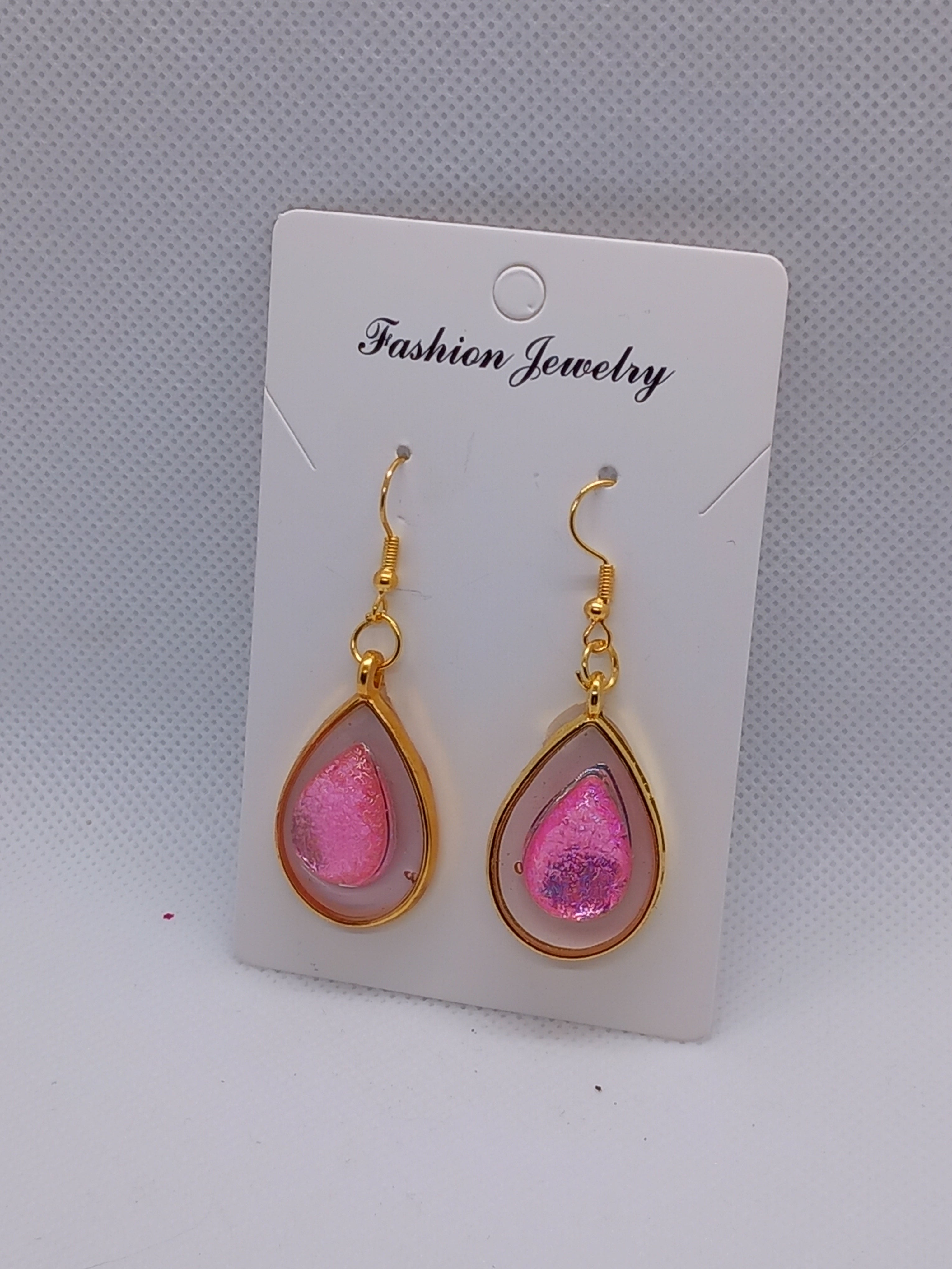 Boucles d'Oreilles Pendantes Plaquées Or Forme Goutte Résine Époxy Rose – Fait Main
