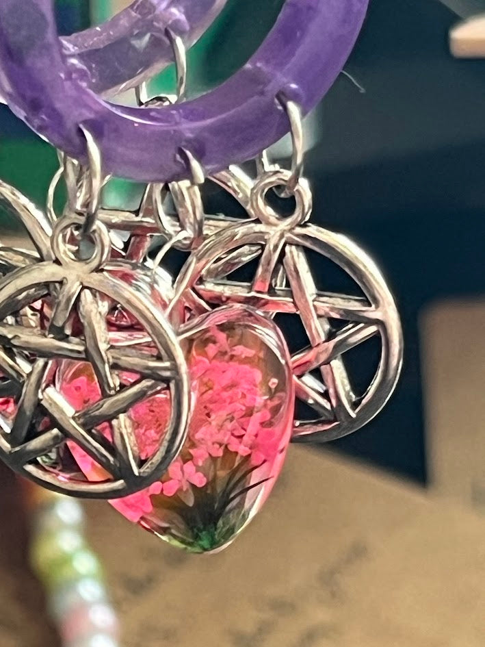 Boucles d'oreilles Ovales Violettes avec Pendentifs Pentagramme et Arbre de Vie — Fait Main