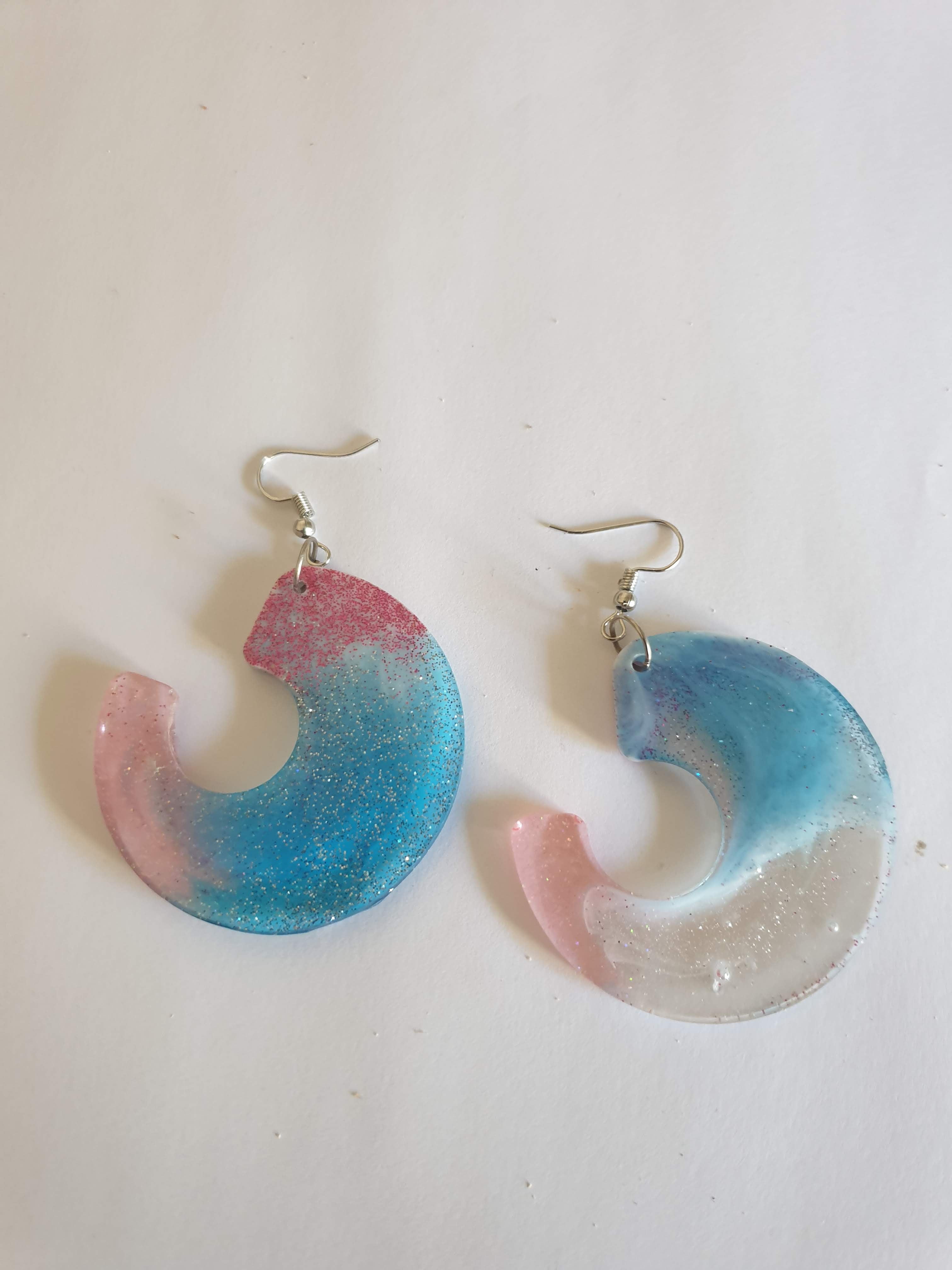 Boucles d'Oreilles Pendantes Croche Plaquée Argent Demi-Lune Résine Époxy – Fait Main
