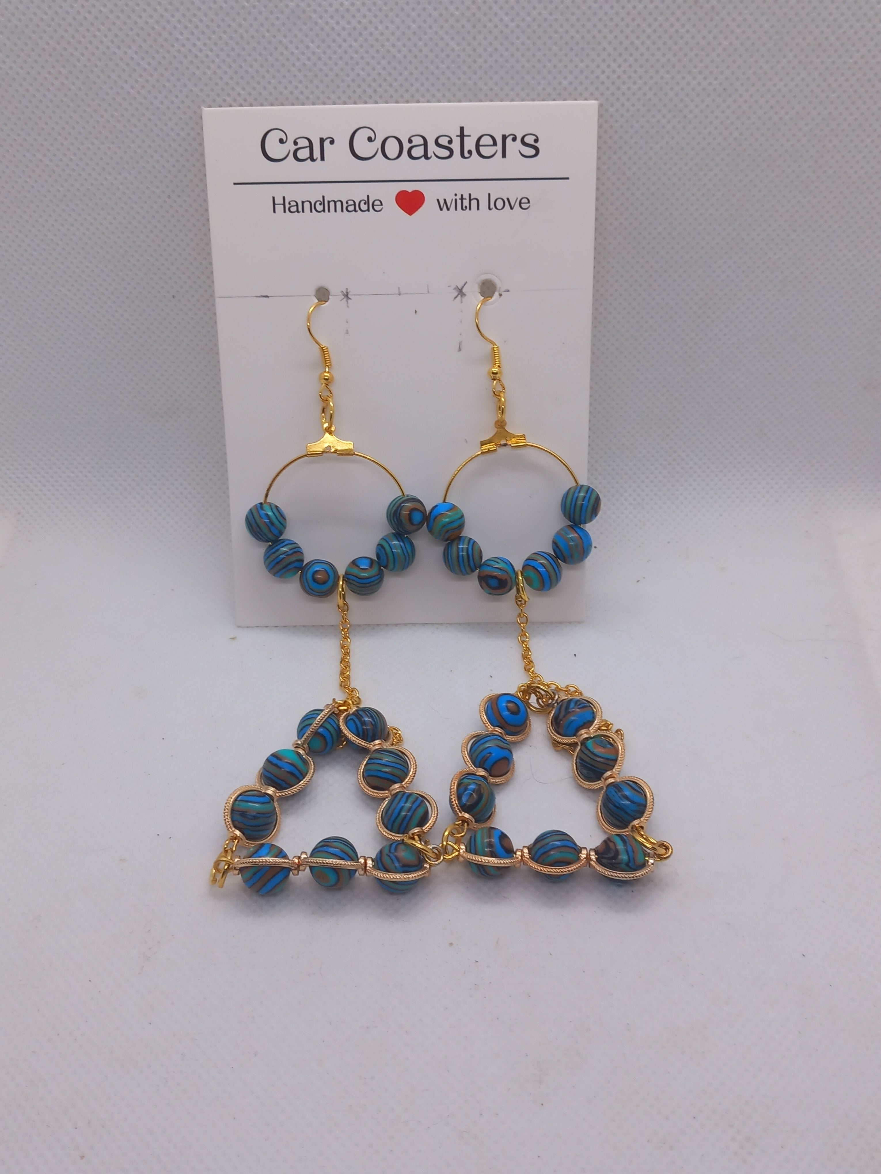 Boucles d'Oreilles Pendantes Métal Argenté Perles Grises et Charm Ange Cœur – Fait Main