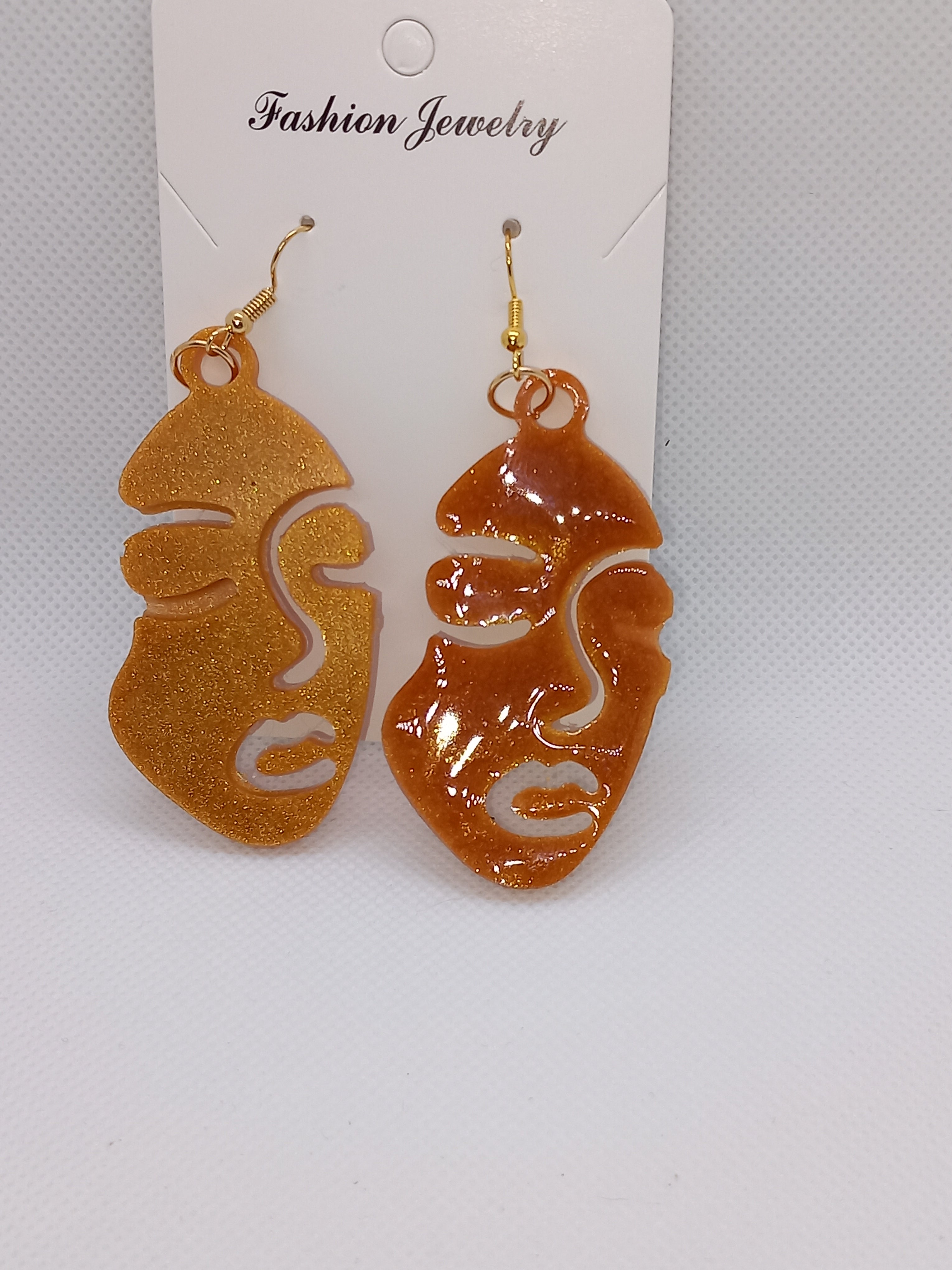 Boucles d'Oreilles Pendantes Résine Époxy Visage Doré Paillettes – Fait Main