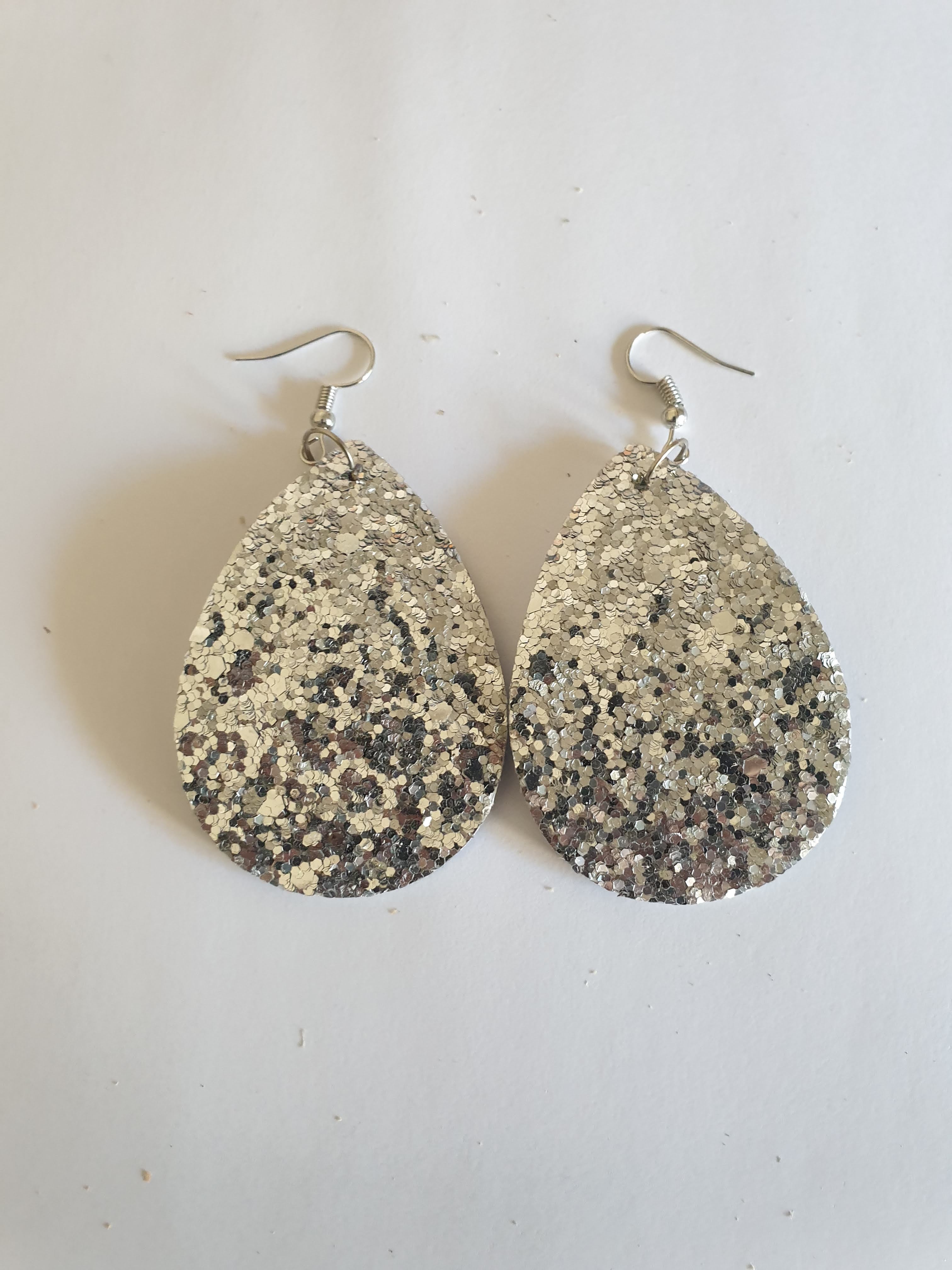 Boucles d'Oreilles Pendantes Croche Plaquée Argent Résine Époxy Forme Œuf – Fait Main