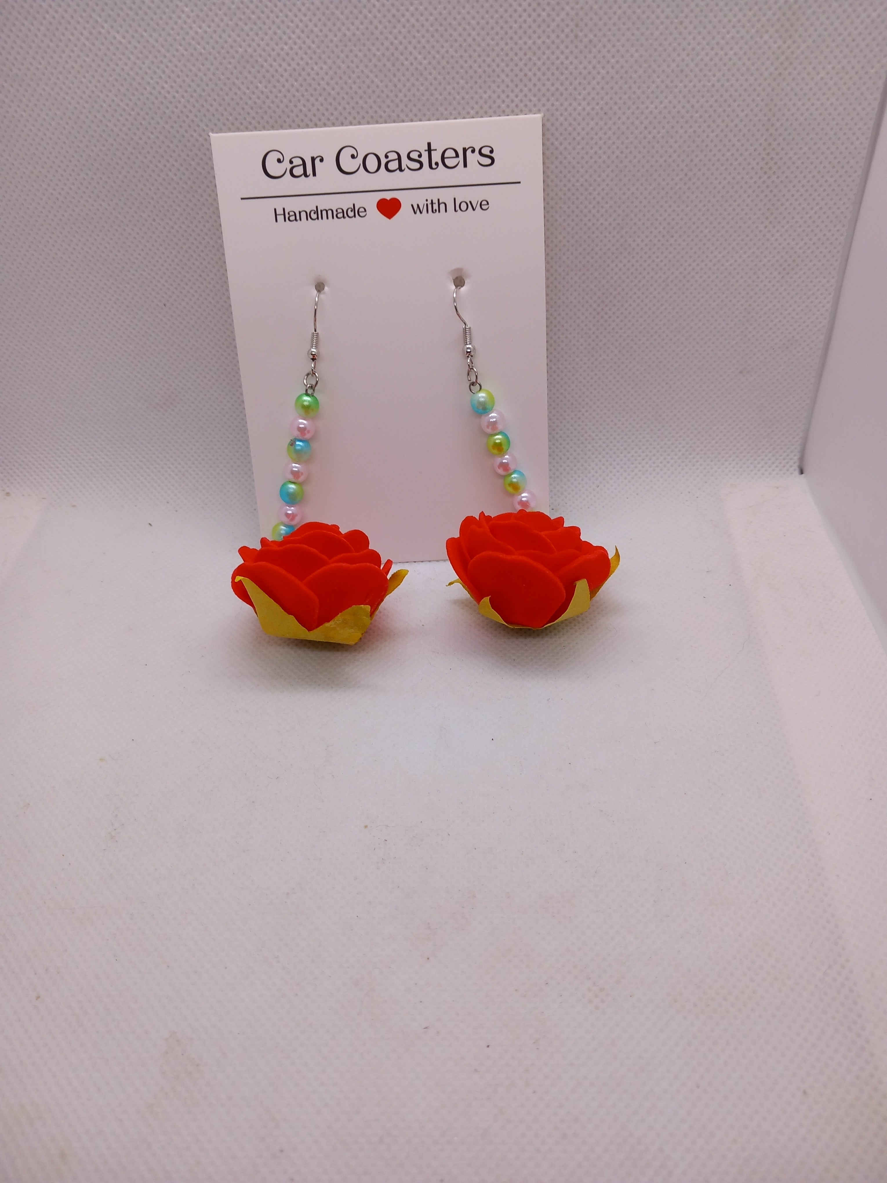 Boucles d'oreilles pendantes rose rouge, perles roses et anneaux argentés