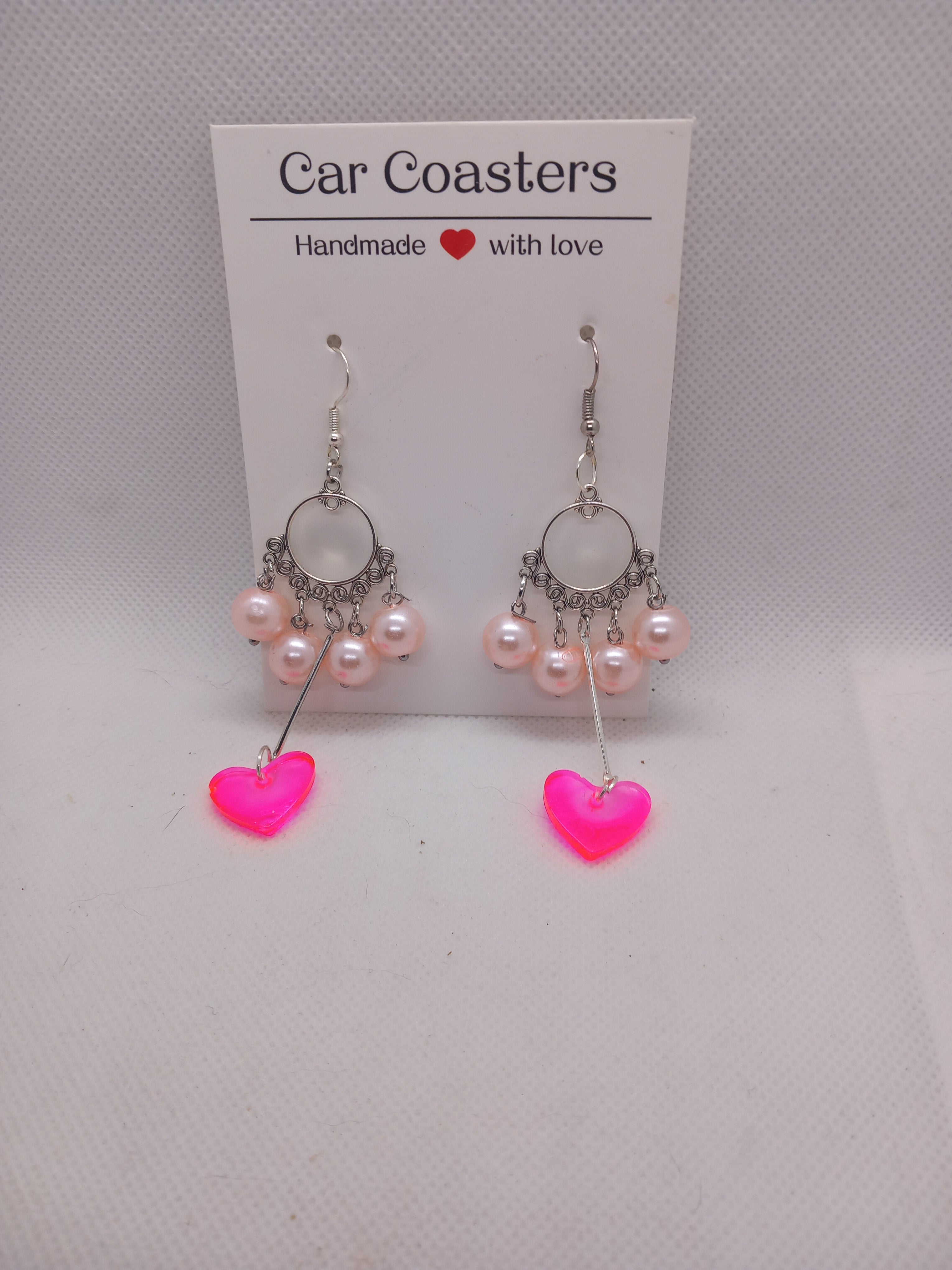 Boucles d'Oreilles Métal Argenté Perles et Cœurs Résine Époxy Rose – Fait Main