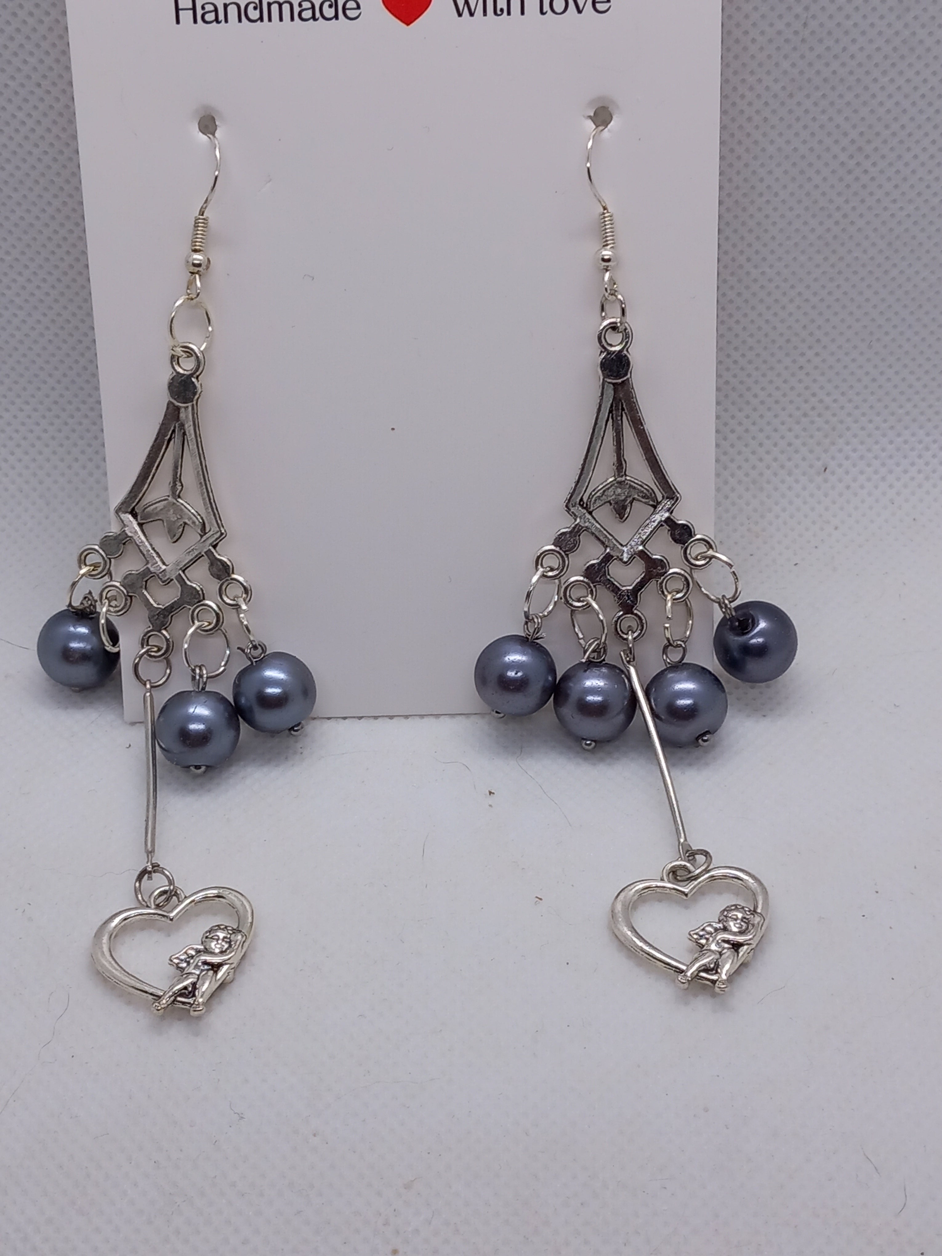 Boucles d'Oreilles Pendantes Métal Plaqué Argent Perles Violet Foncé et Cœur – Fait Main