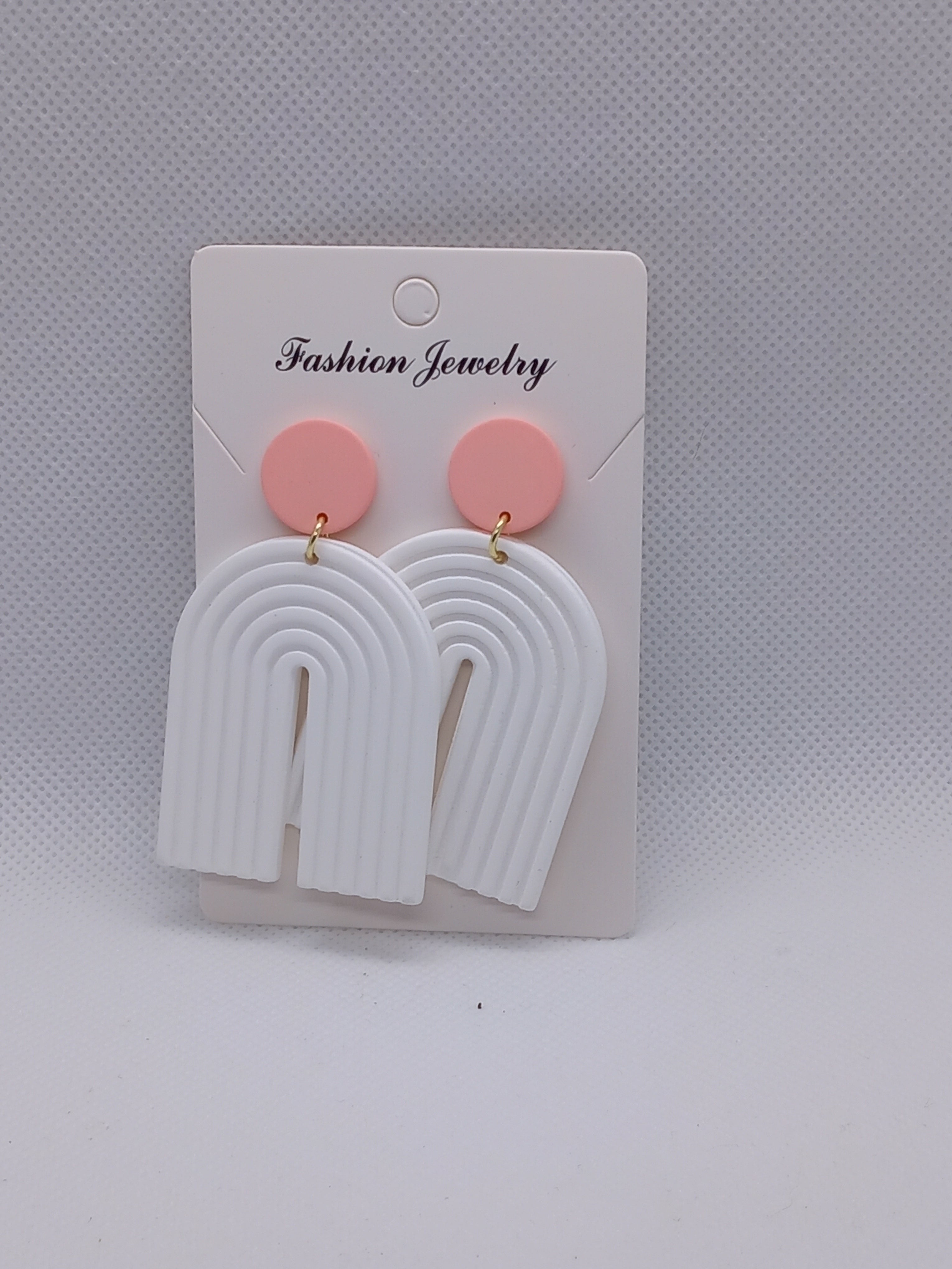 Boucles d'Oreilles Pendantes Pâte Polymère Arc-en-Ciel Blanc et Clou Rose – Fait Main