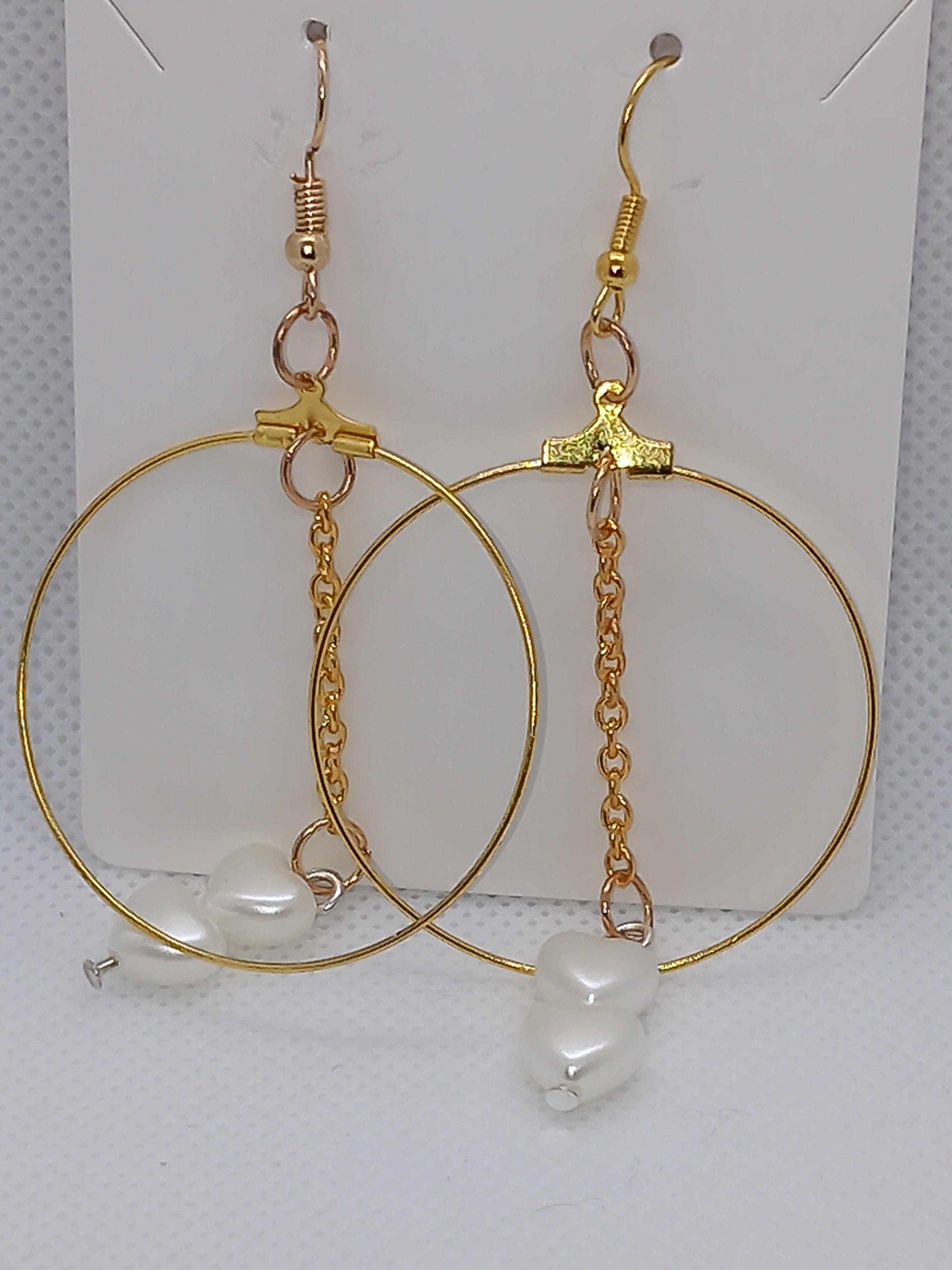 Boucles d'Oreilles Pendantes Plaquées Or Deux Cœurs Blanc Nacré – Fait Main