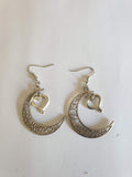 Boucles d'Oreilles Pendantes Métal Plaqué Argent Lune Filigrane et Cœur – Fait Main