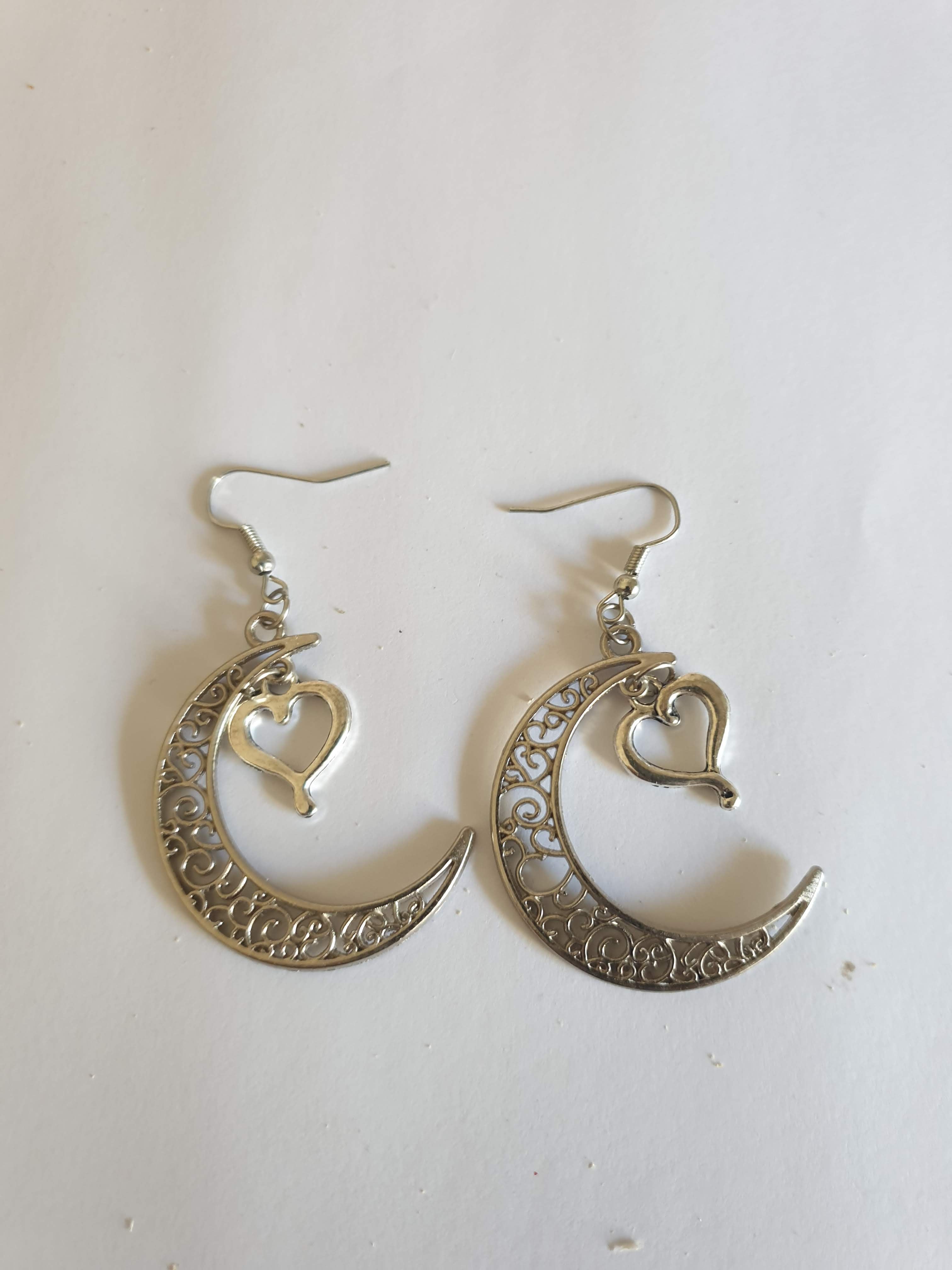 Boucles d'Oreilles Pendantes Métal Plaqué Argent Lune Filigrane et Cœur – Fait Main