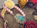 Bracelet Perles Roses avec Pendentif Argenté pour Enfant — Pièce Unique Fait Main