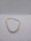Bracelet perles blanches nacrées et fermoir argenté