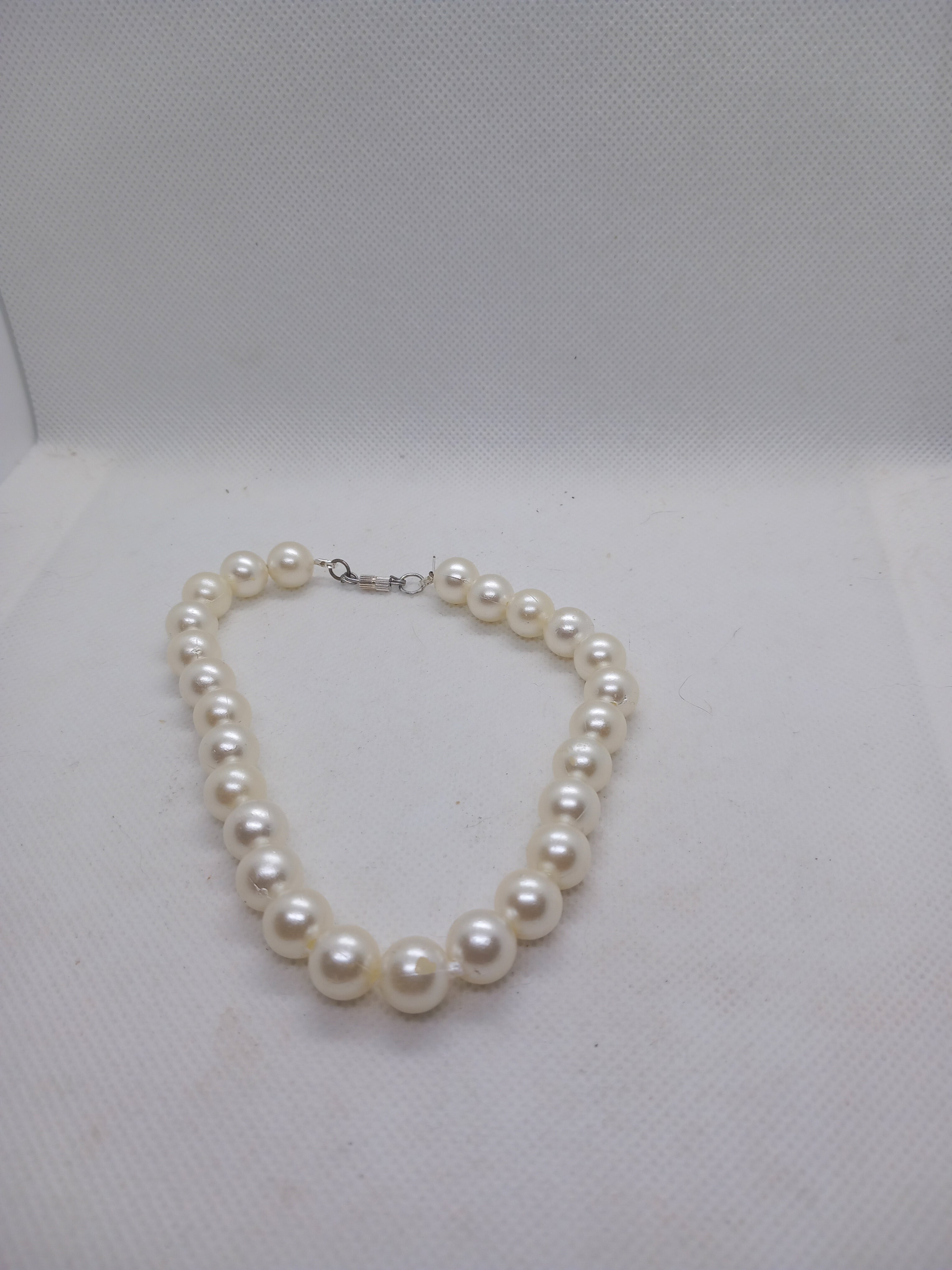 Bracelet perles blanches nacrées et fermoir argenté