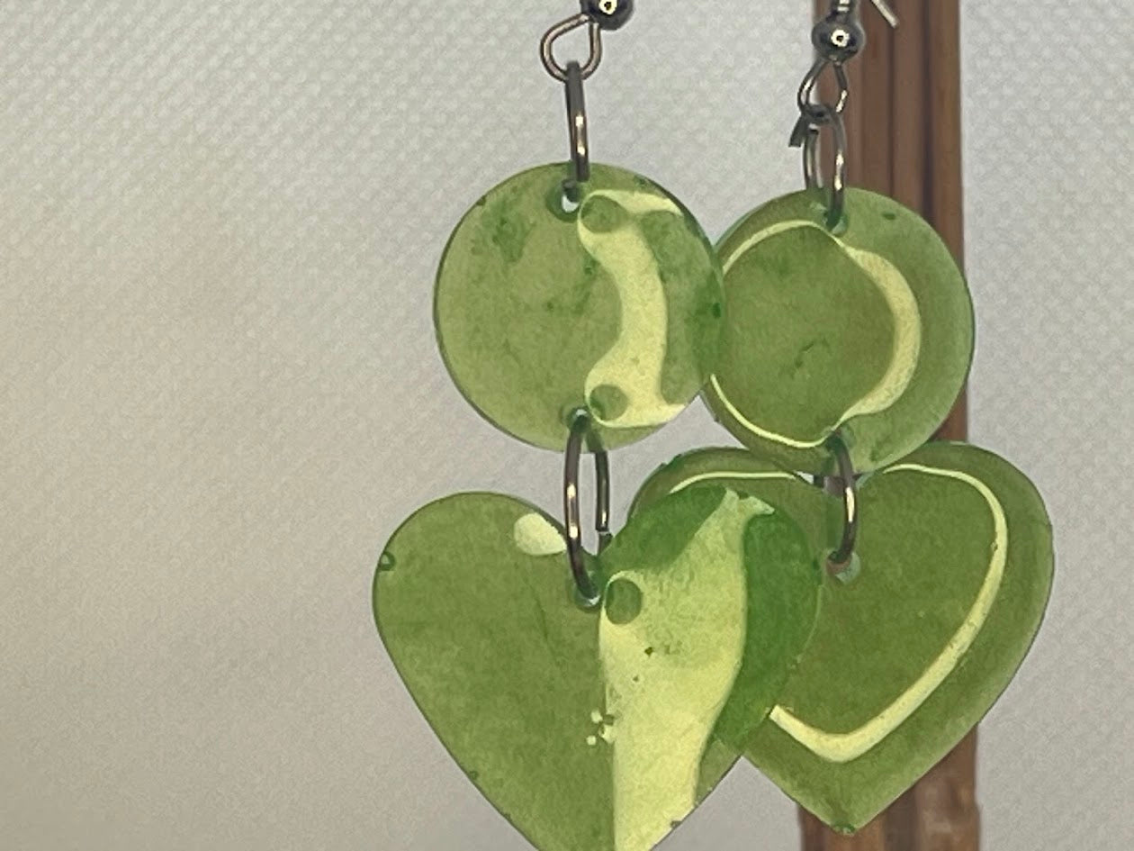Boucles d'oreilles Cœurs Verts Fluo en Résine Époxy — Fait Main