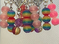 Boucles d'oreilles Triangle avec Perles Multicolores Rayées — Fait Main