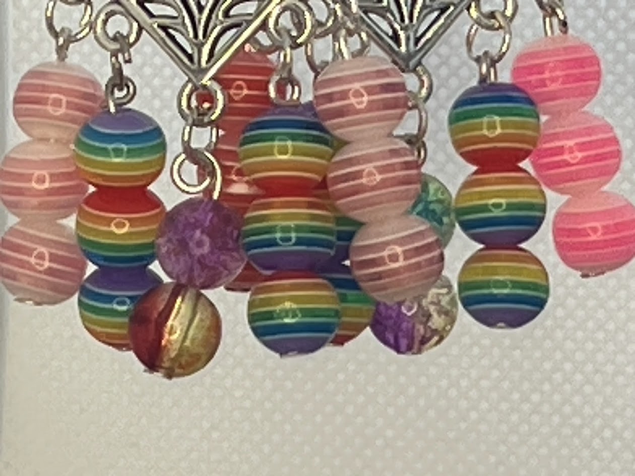 Boucles d'oreilles Triangle avec Perles Multicolores Rayées — Fait Main