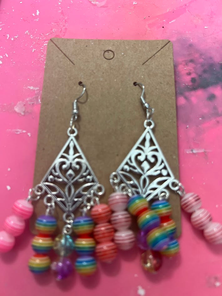 Boucles d'oreilles Triangle avec Perles Multicolores Rayées — Fait Main