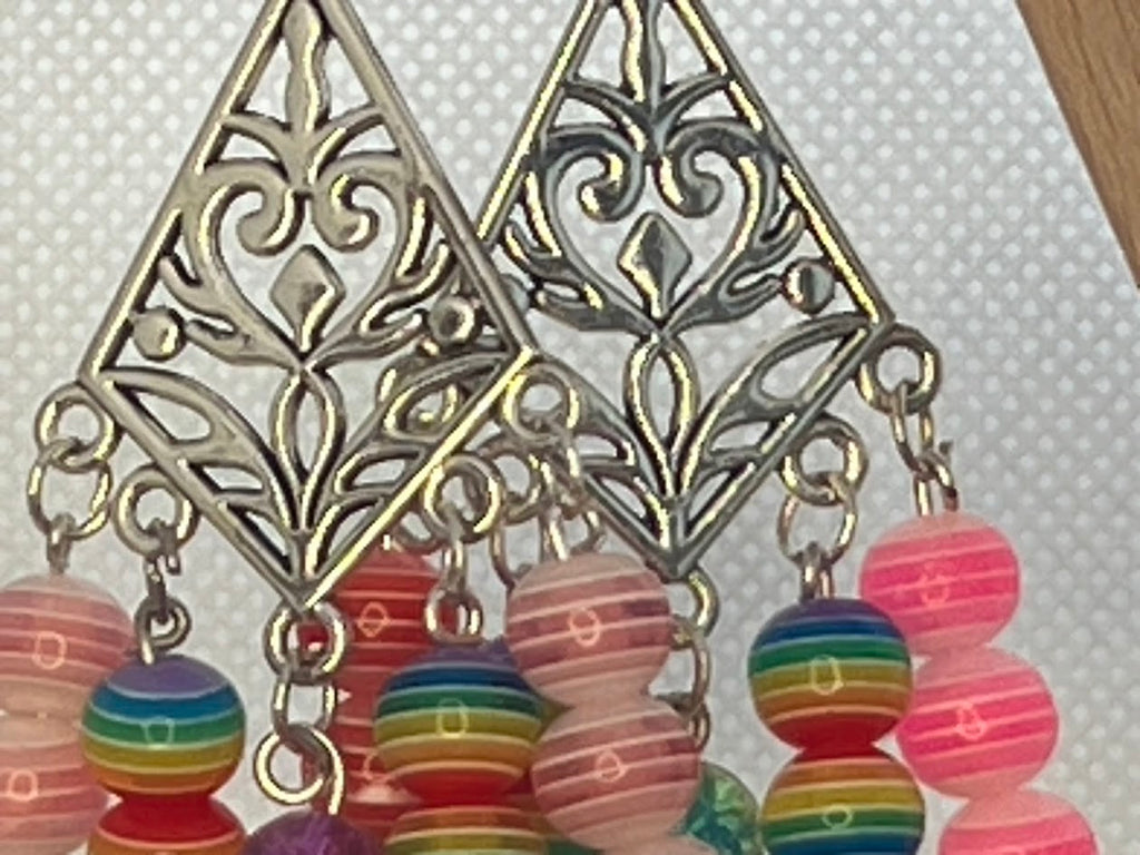 Boucles d'oreilles Triangle avec Perles Multicolores Rayées — Fait Main