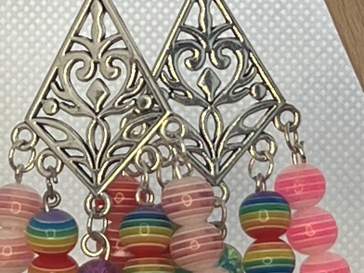 Boucles d'oreilles Triangle avec Perles Multicolores Rayées — Fait Main