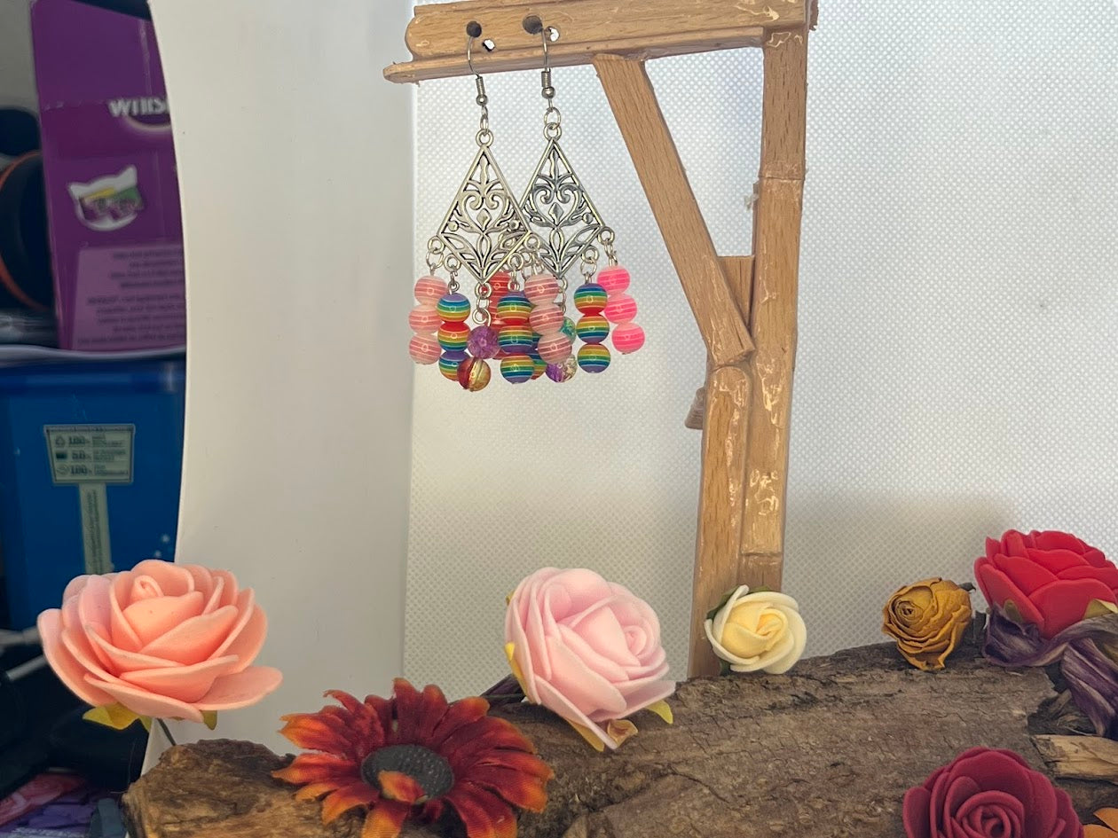 Boucles d'oreilles Triangle avec Perles Multicolores Rayées — Fait Main