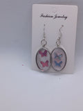 Boucles d'Oreilles Pendantes Métal Plaqué Argent Résine Époxy Deux Papillons – Fait Main