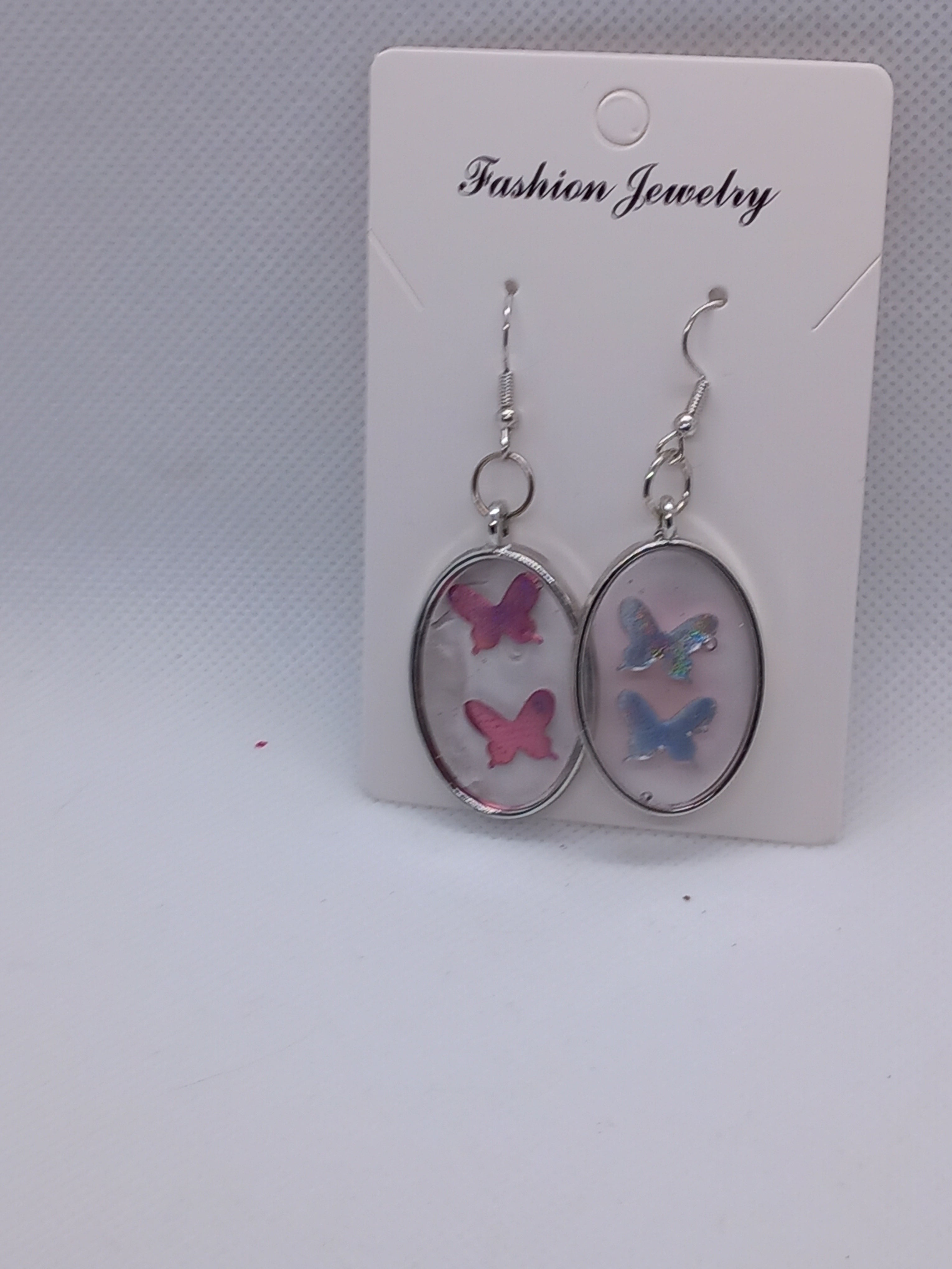 Boucles d'Oreilles Pendantes Métal Plaqué Argent Résine Époxy Deux Papillons – Fait Main