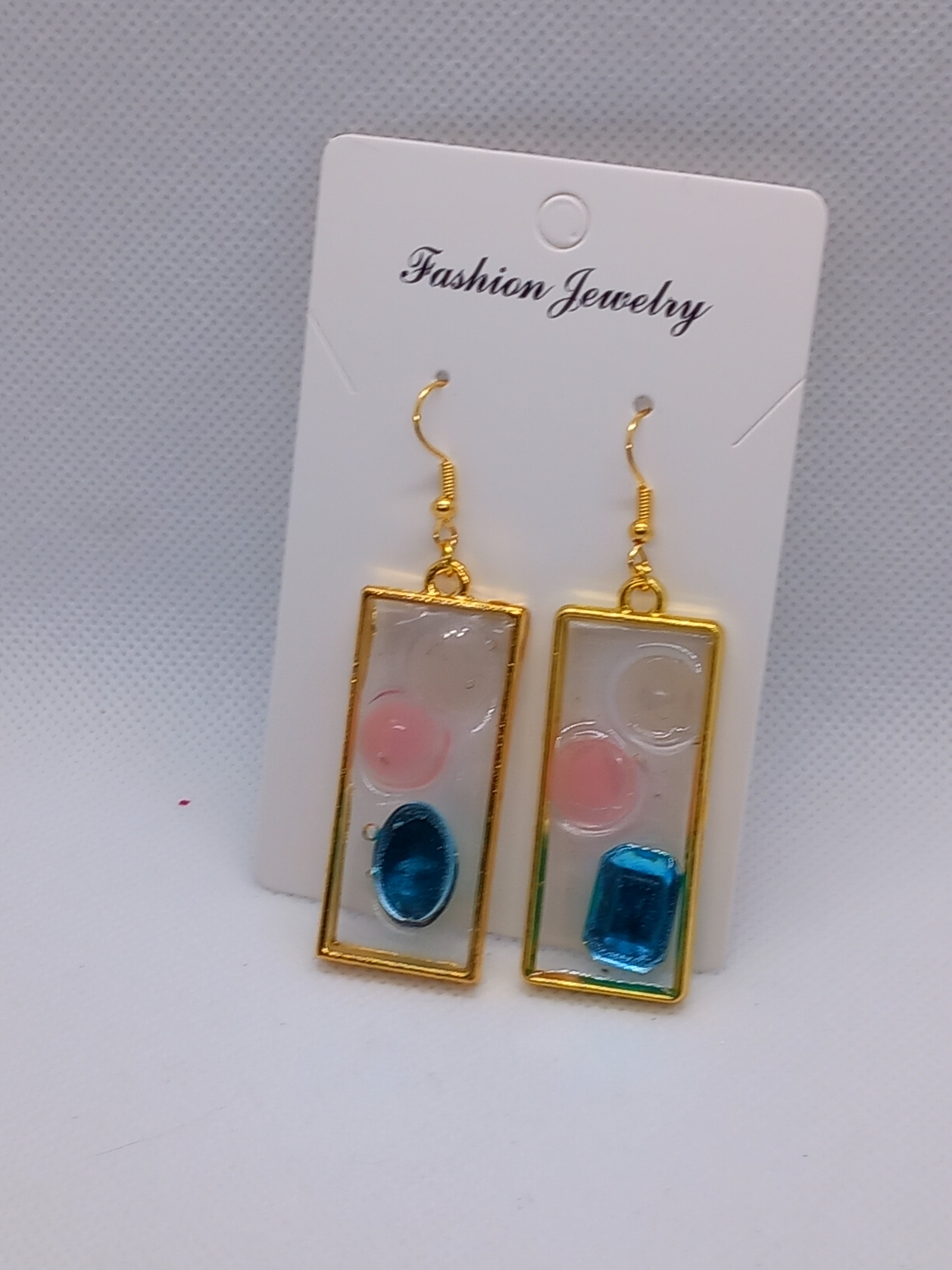 Boucles d'Oreilles Pendantes Plaquées Or Rectangle Résine Époxy Bleu Irisé – Fait Main